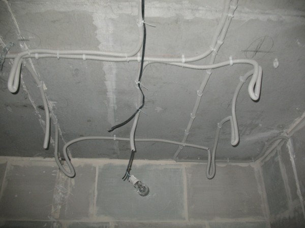Проводка кабеля при последующей обшивке стен гипроком1