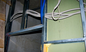 Проводка кабеля при последующей обшивке стен гипроком